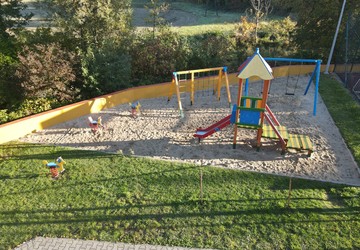 Szkoła w Gumniskach i okolica (zdjęcia z drona)